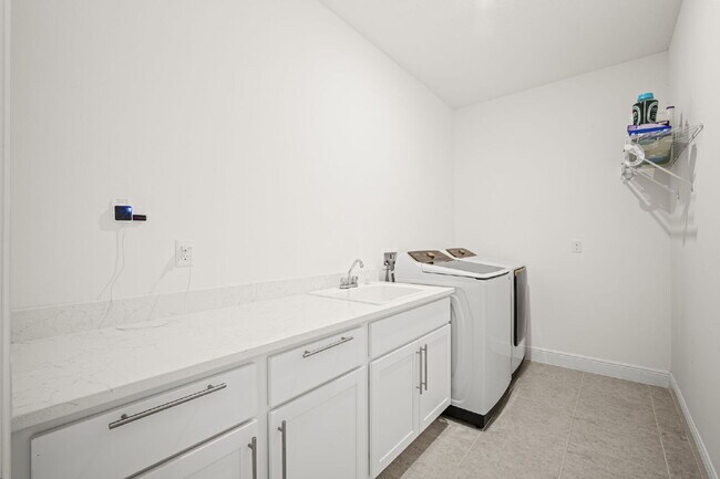 Building Photo - Gorgeous 4BR/3BA home in Island Forest Preserve