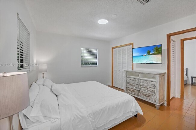 Building Photo - 139 N Bay Harbor Dr