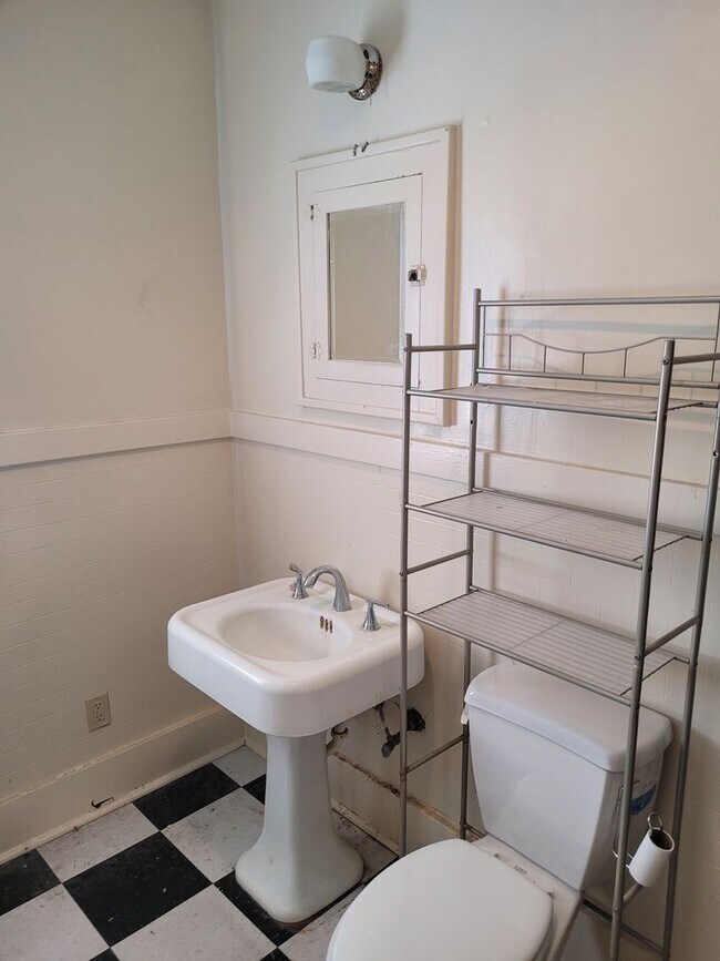 Building Photo - Charming home DOWNTOWN, steps from Columbia College