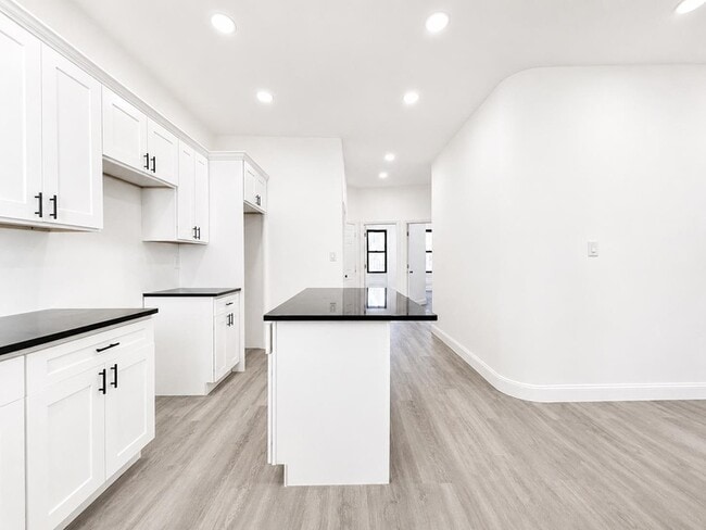 Building Photo - 428 56th St