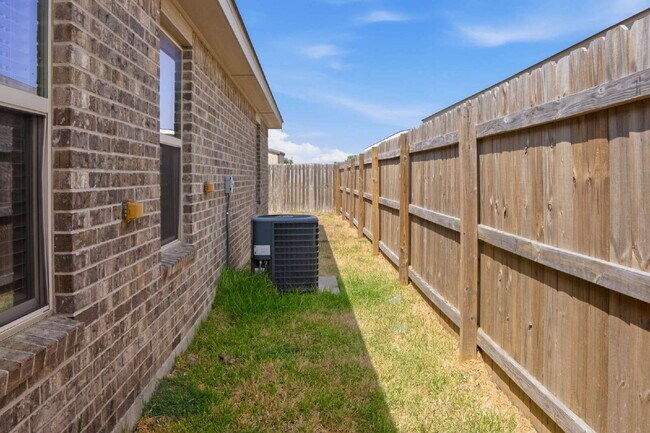 Building Photo - "Spacious 3-Bedroom Duplex with Granite Elegance in Prime Killeen Location!"