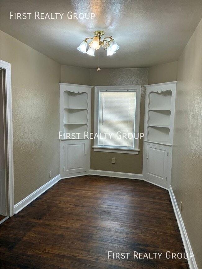 Building Photo - 2926 Catalpa Dr.