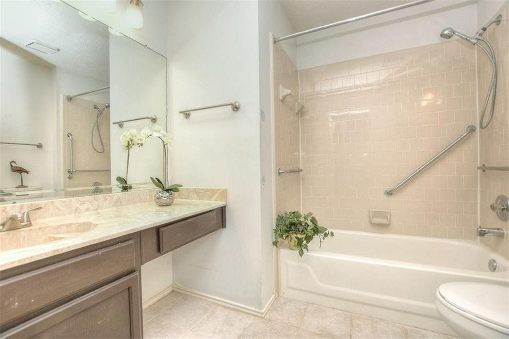 Main Bath - 2010 Elder Way