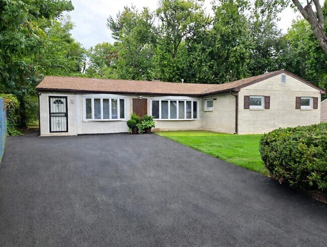 Building Photo - 6 Longview Dr