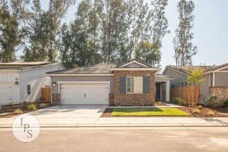 Building Photo - Newer East Clovis Home, 4BR/2BA, with Sola...