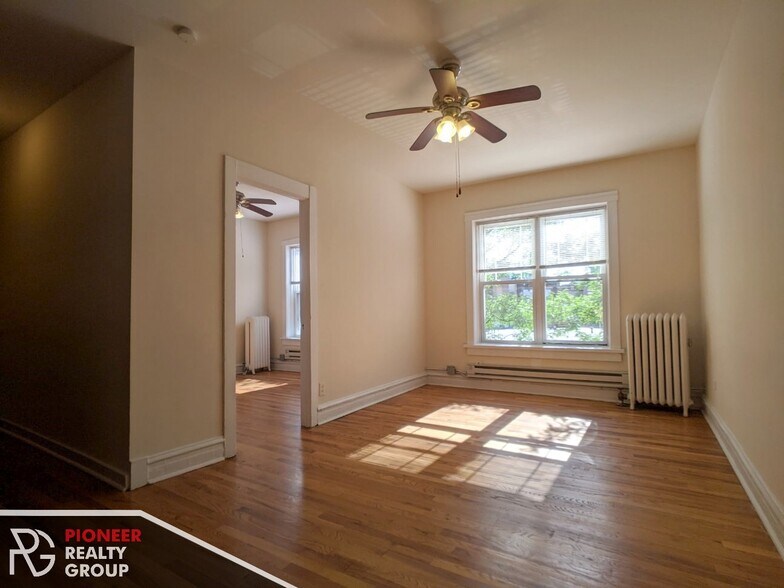 Building Photo - 953 W Cornelia Ave