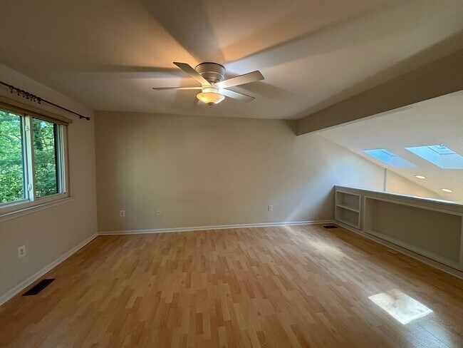 Building Photo - Adorable 1 bedroom 1.5. bath end unit townhouse in Annapolis