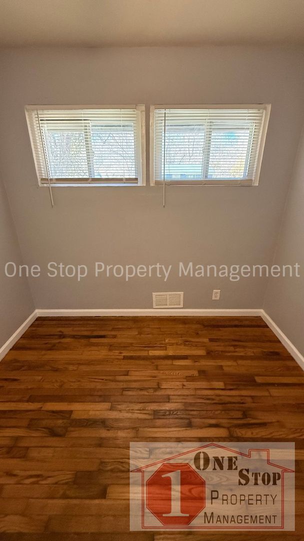 Building Photo - 4 Bedroom, 2 Bathroom home in Kansas City