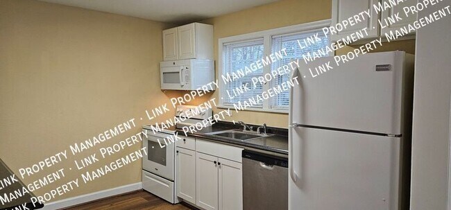 Building Photo - DON'T MISS this Remodeled 2 bedroom conven...
