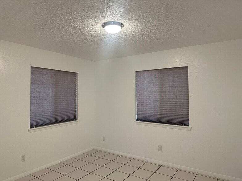 Building Photo - 10514 Ashwood Dr