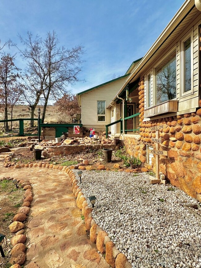 Building Photo - Rustic Charm