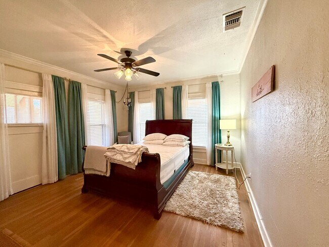 Building Photo - Furnished Short Term Rental