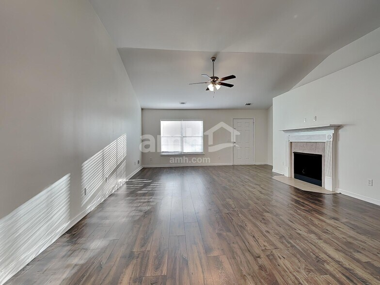 Building Photo - 163 Willow Point Cir