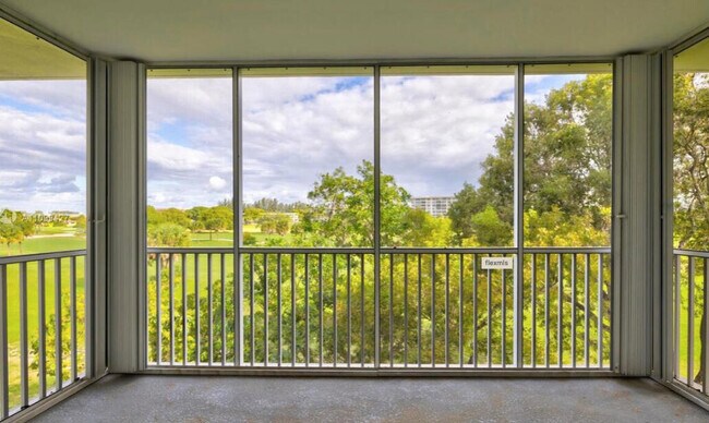 Primary Photo - 2800 N Palm Aire Dr