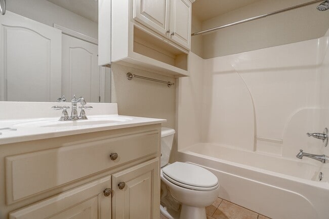 Building Photo - Beautiful & spacious 4 Bedroom condo w/fen...