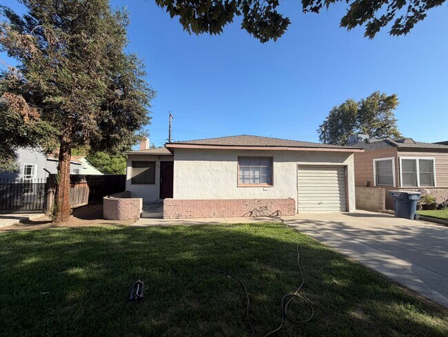 Building Photo - 1060 E Tulare Ave