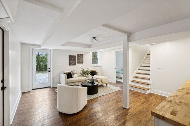 Building Photo - 215 Ash Dr