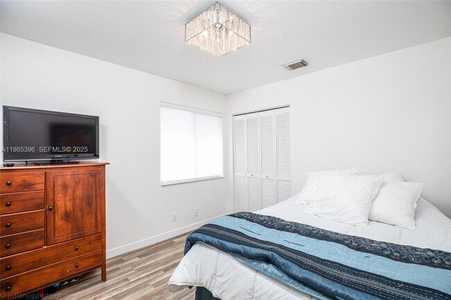 Building Photo - 4913 SW 32nd Way