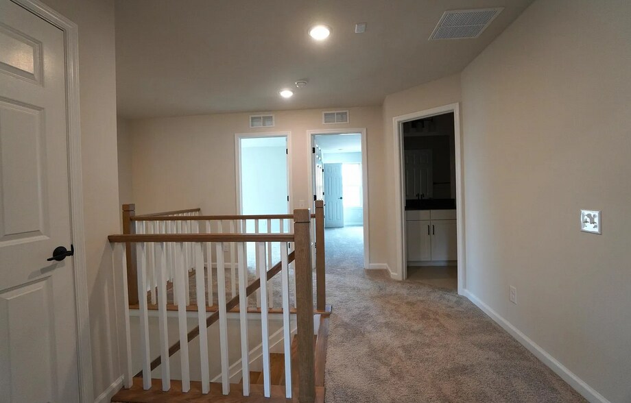 Building Photo - 612 America Dr