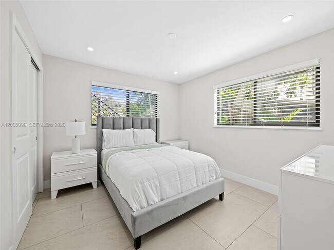 Building Photo - 1305 SE 1st St