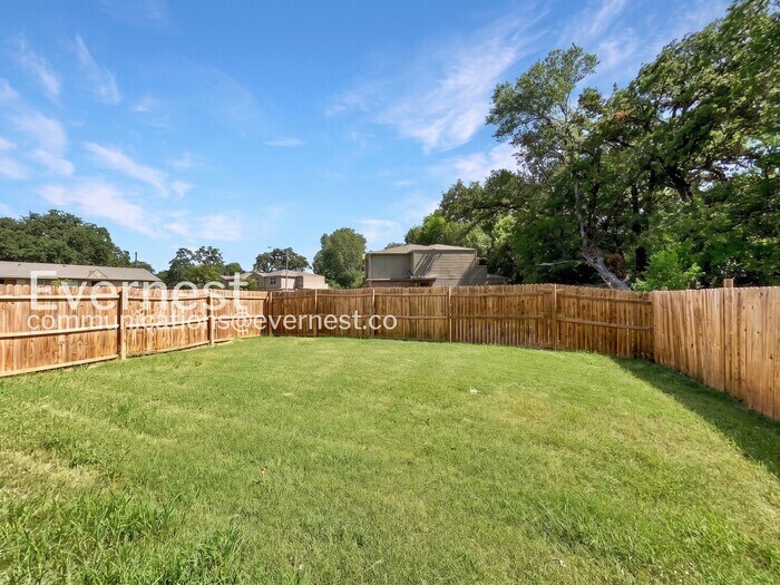 Building Photo - 230 Creek Cove Dr