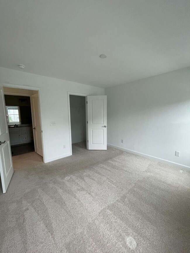 Building Photo - Spacious Home in Westhill Community