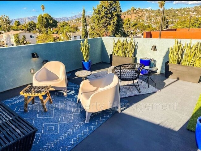 Building Photo - 2320 Fernleaf St