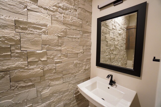 Building Photo - 3045 S Honeycomb Way