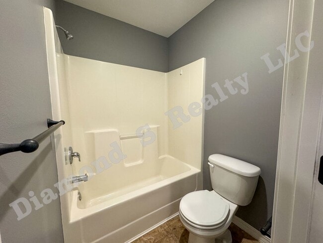 Building Photo - Updated 4 Bed Duplex close to MSU and Down...