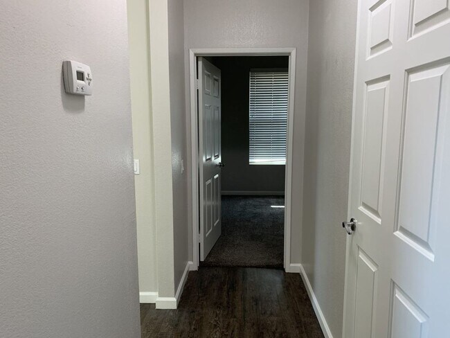 Building Photo - Sabre Springs Top Floor Condo with Carport