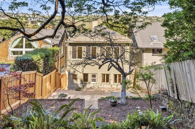 Building Photo - 31 Acacia Ave