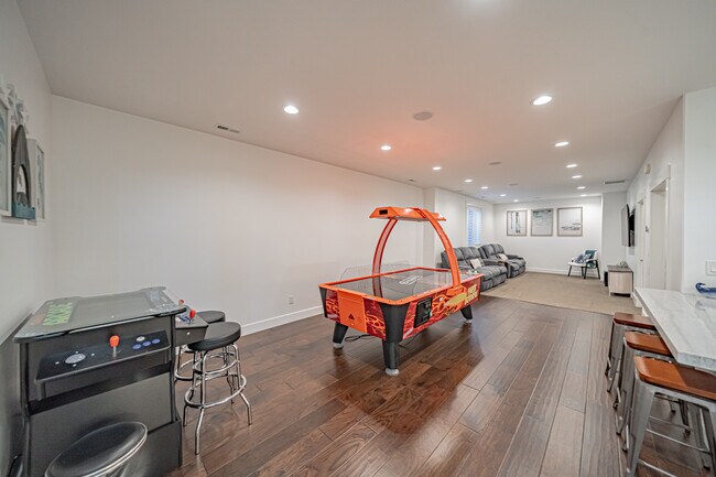 Building Photo - 949 Greenwillow Ln