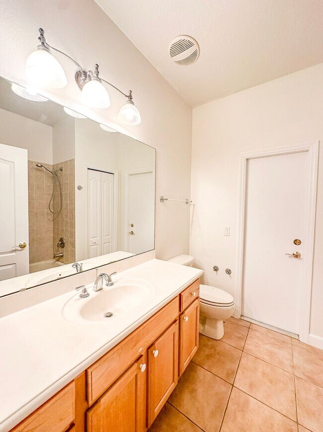 Building Photo - Beautiful 3/2 in Winding Cove with large f...
