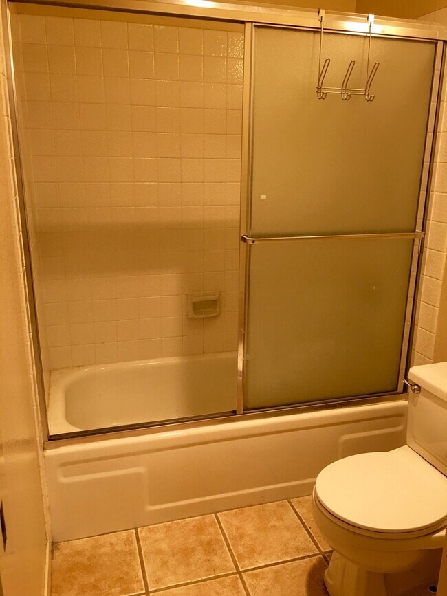Building Photo - Large 3 bedroom, 2 bathroom condo with ama...