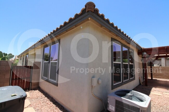 Building Photo - 314 W Vuelta Friso