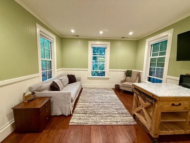 Building Photo - PEACEFUL MADRONE CANYON ONE BEDROOM COTTAGE NEAR DOWNTOWN LARKSPUR