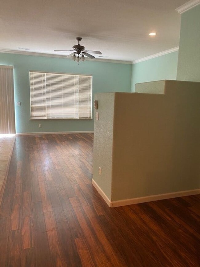 Building Photo - Huge 4 Bed 2 Bath + Den Golf Course Hom...