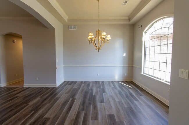 Building Photo - Charming 3 Bed/2BA Home