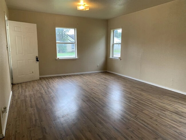 Building Photo - 402 W Poplar Ave