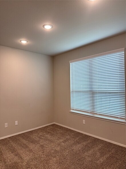 Building Photo - 20130 Parkway Ln