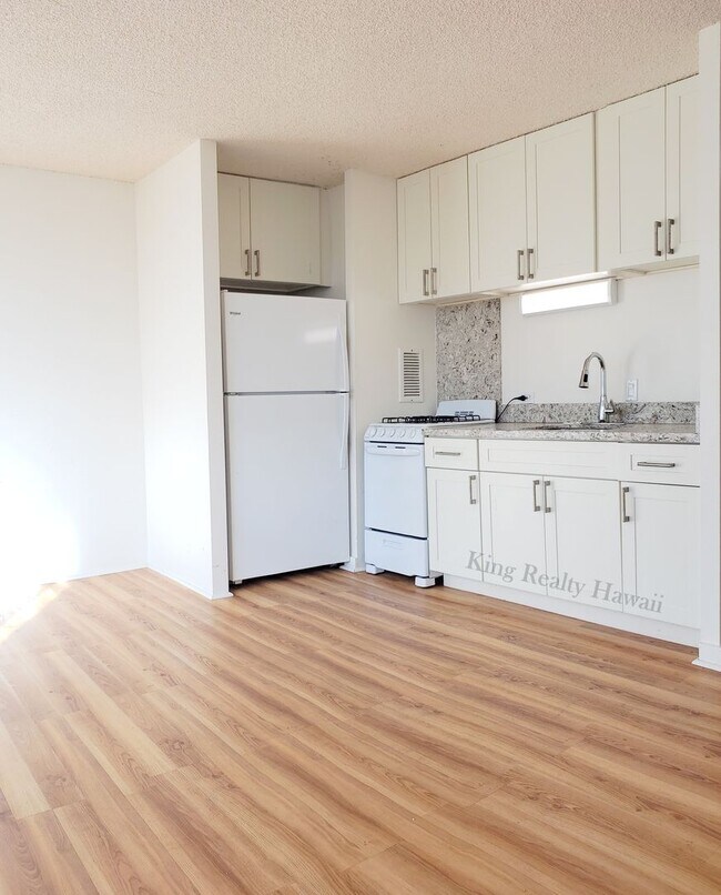 Primary Photo - VERY CLEAN Studio / 1 bath w/full kitchen/...