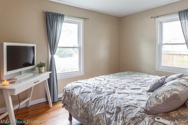 Building Photo - 1997 Henrietta St