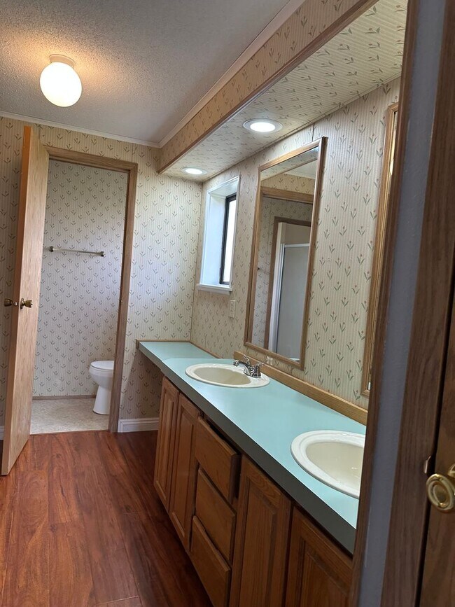 Building Photo - Peaceful Country Living on 2 Fenced Acres