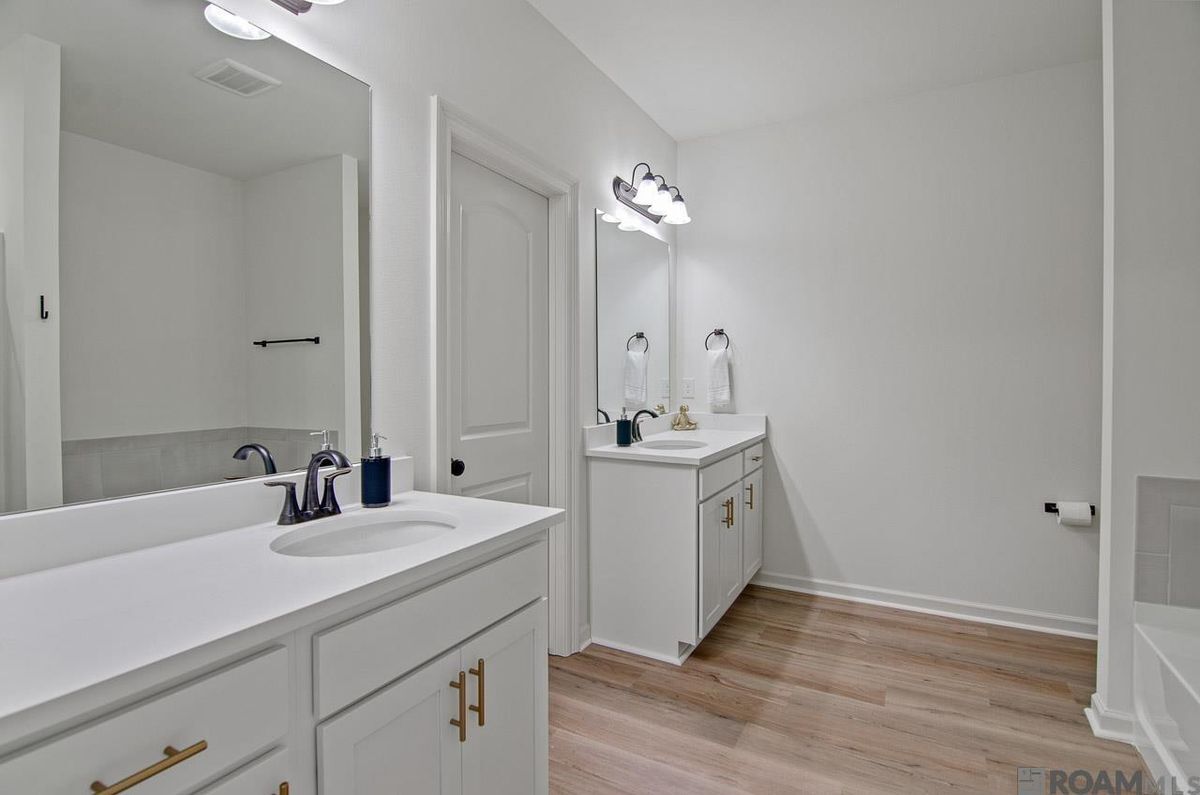 Building Photo - 5618 Cottage Lake Dr