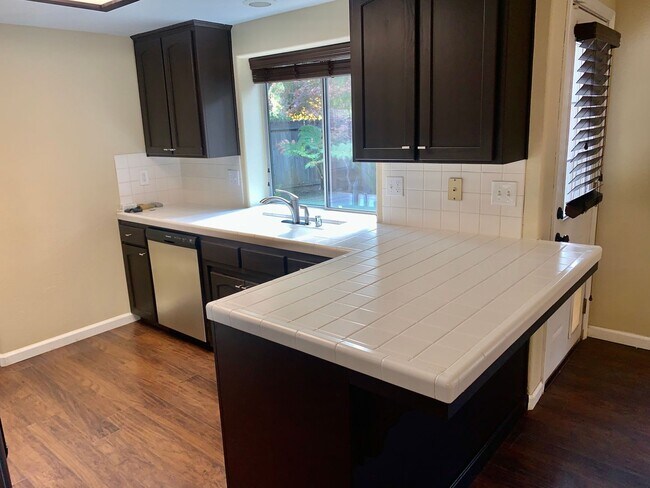 Building Photo - Beautifully Updated 4/2.5 near Woodward Park
