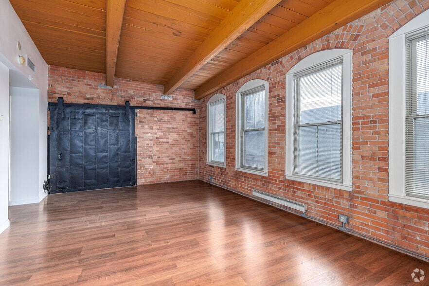 Studio - 423SF - Living Room - Nettleton Commons Apartments