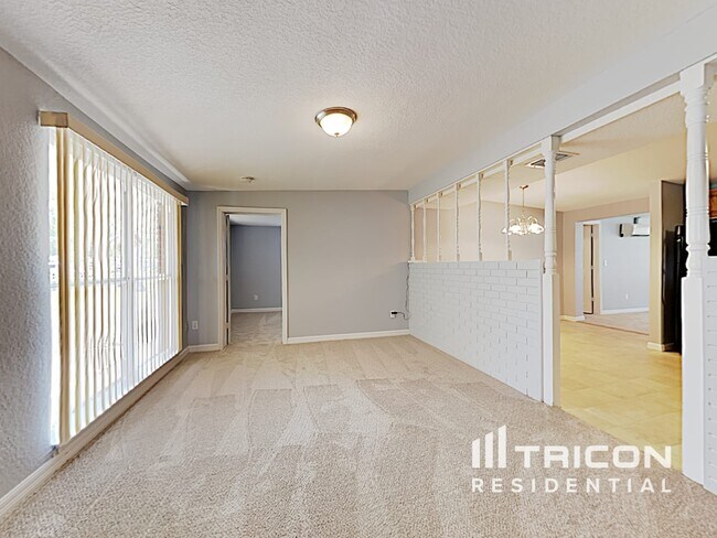 Building Photo - 2160 Alemanda Dr