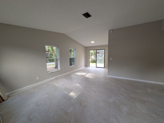 Building Photo - Updated 2 bedroom, 1 bath duplex apartment with inside laundry in beautiful Silver Springs