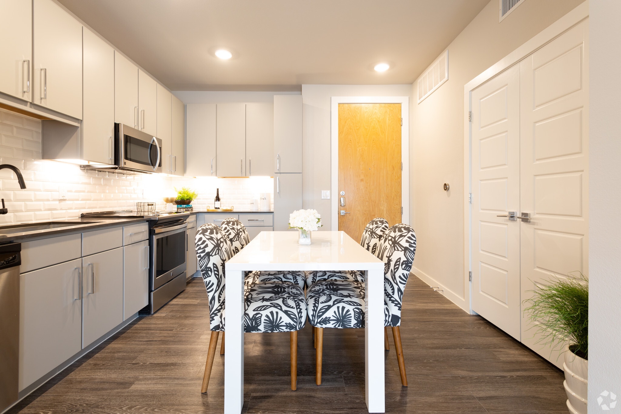 1BR,1BA - 688SF - A2 - KITCHEN - Amelia at Farmers Market