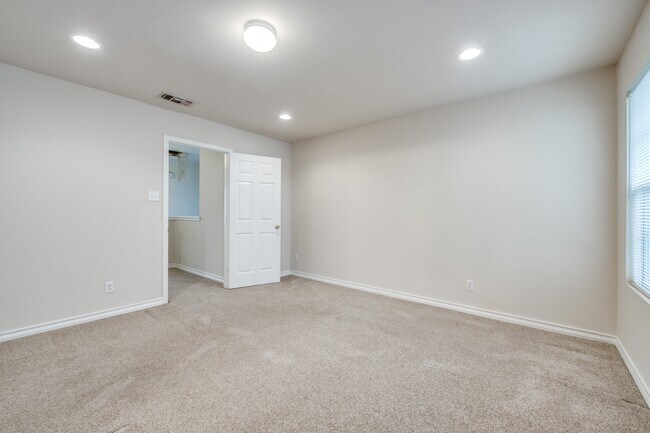 Building Photo - 7811 Kingsbury Wood